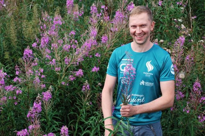 Kuortaneen Kuhinoiden puuhamies Joni Mäkisen päätä vaivaavat nyt kadehtimisen kohteet. Rentun ruusut taustalla eivät herätä kateutta. KUVAT: MINNA HIIRONEN