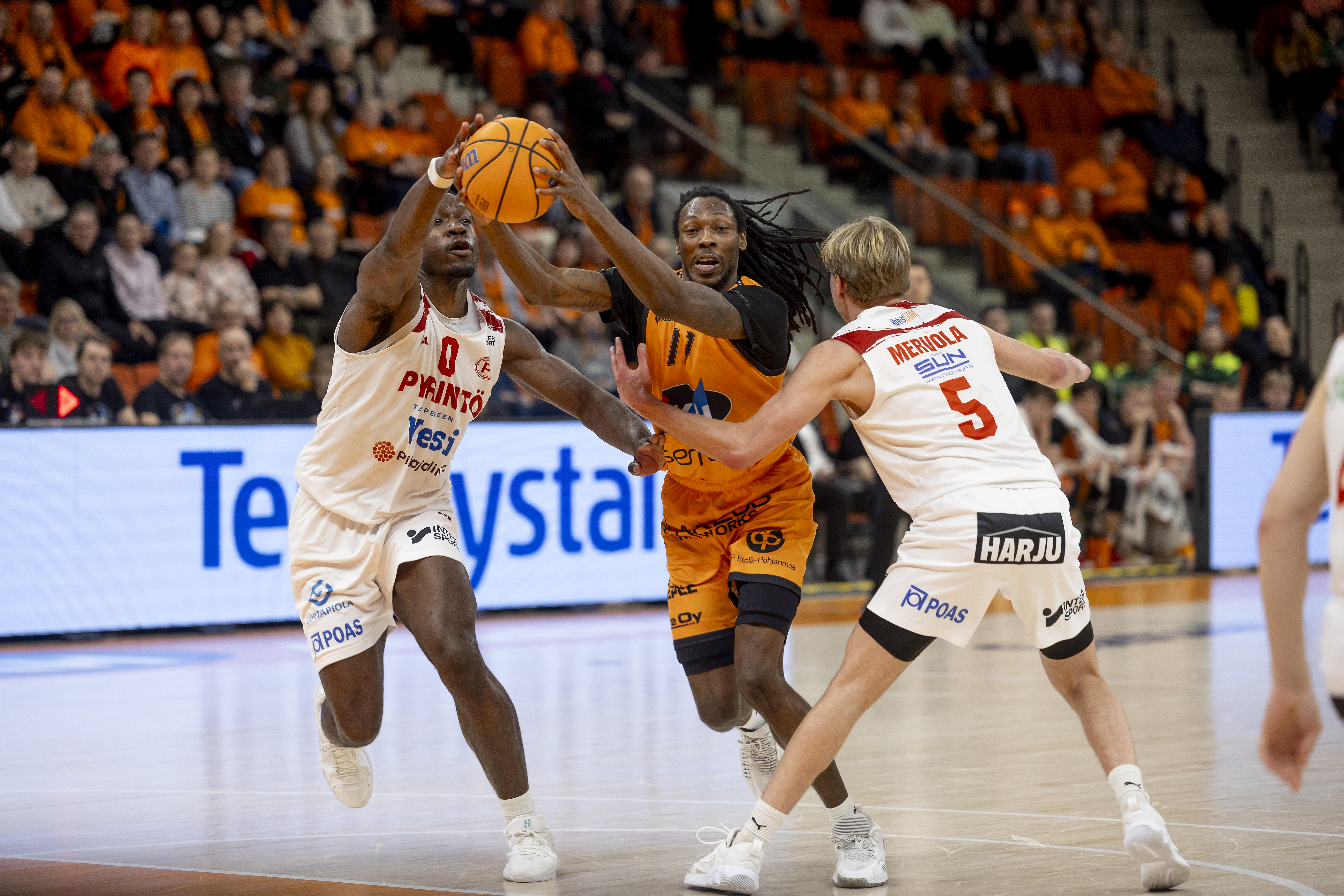 Karhu Basket on löytänyt puolivälierissä erilaisen tavan voittaa – Perjantaina voi varmistua paikka mitalipeleissä