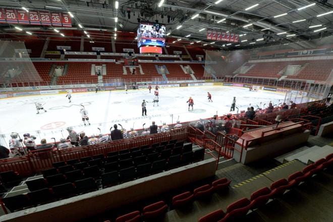 Jääkiekkoliigaa pelattiin tyhjille katsomoille myös viime kauden viimeiseksi jääneellä ottelukierroksella maaliskuussa. KUVA: MIKKO STIG / LEHTIKUVA
