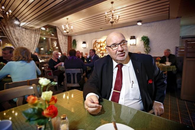 RKP:n valtuustoryhmä esittää Lars Gästgivarsia Mustasaaren kunnanhallituksen uudeksi puheenjohtajaksi. Kuva: Tomi Kosonen