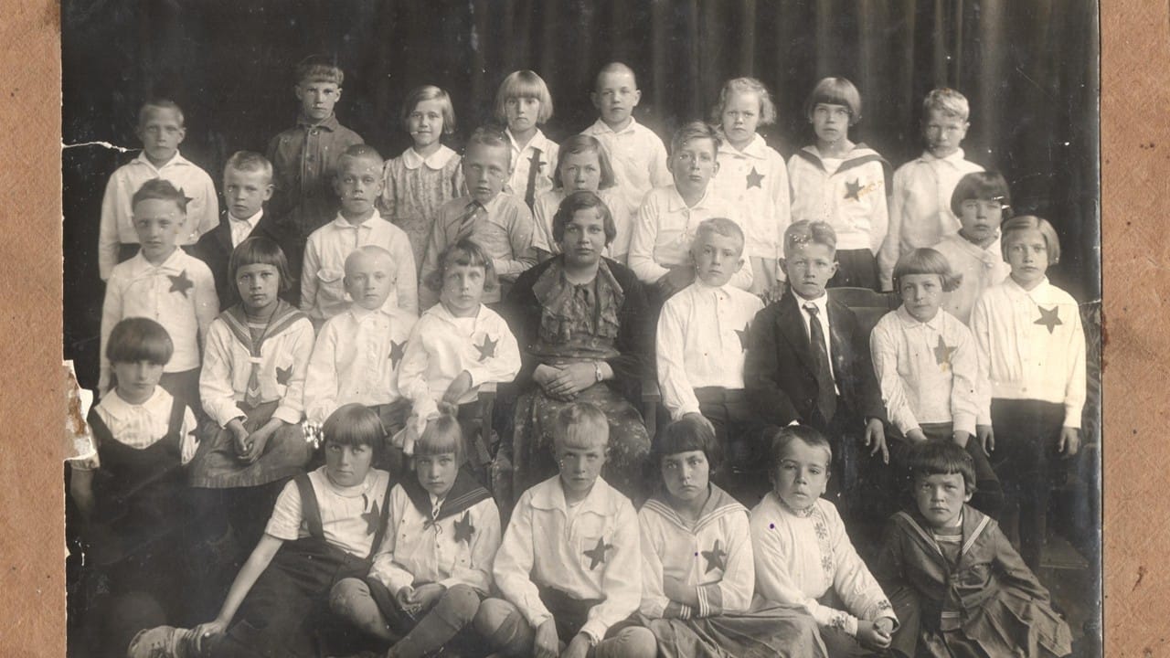 Neuvostoliitossa asui noin 30 000 suomalaista 1930-luvun puolivälissä ja monen elämä myös päättyi itärajan taakse. Myös osa näistä punatähtirintaisista neuvostokoululaisista on suomalaisia.