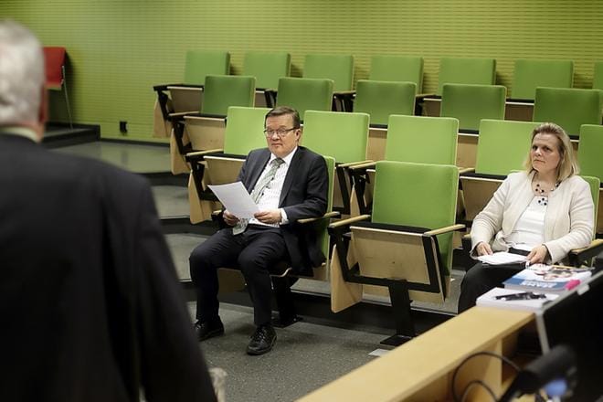 Seinäjoen Ammattikorkeakoulu Oy:n päätöksestä kertoivat hallituksen puheenjohtaja Kari Hokkanen (selin) ja rehtori Tapio Varmola sekä tutkimus- ja innovaatiojohtaja, vararehtori Elina Varamäki. Kuva Heikki Hakanen