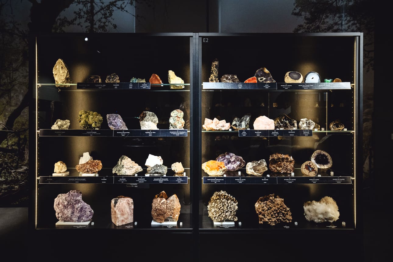 Geologi Jukka Konnunahon laatimassa kokoelmassa on 500 erilaista mineraalia. Aarteita on kerätty ympäri maailmaa.