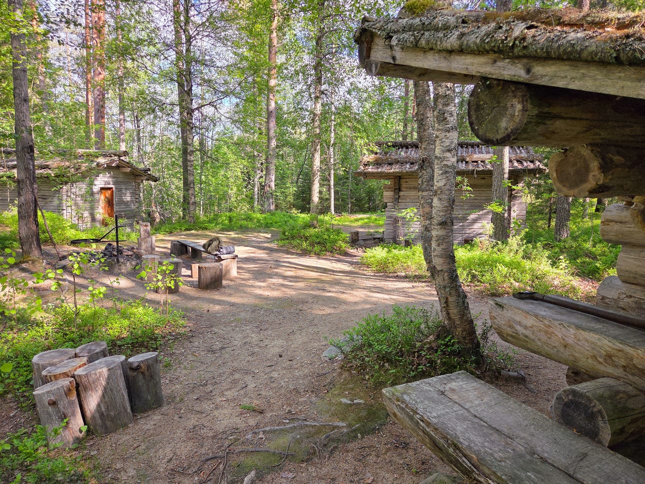 Rautiaisen myllyllä on nuotiopaikka, laavu ja savusauna, jonka lämmittäminen on kielletty.