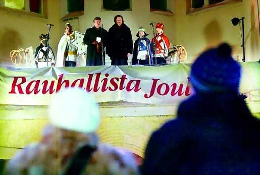 Oulun luterilaisen hiippakunnan piispa Samuel Salmi ja ortodoksisen hiippakunnan piispa Panteleimon siunasivat joulunajan Tiernapoikien ympäröimänä.