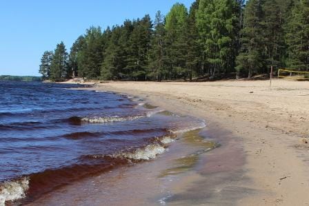 Kuortaneenjärven Kirkkorannassa uimakielto jatkuu. Lisäksi uimakielto on nyt asetettu Ruonanrantaan ja Salmenrantaan. KUVA: REIJO HEIKKILÄ