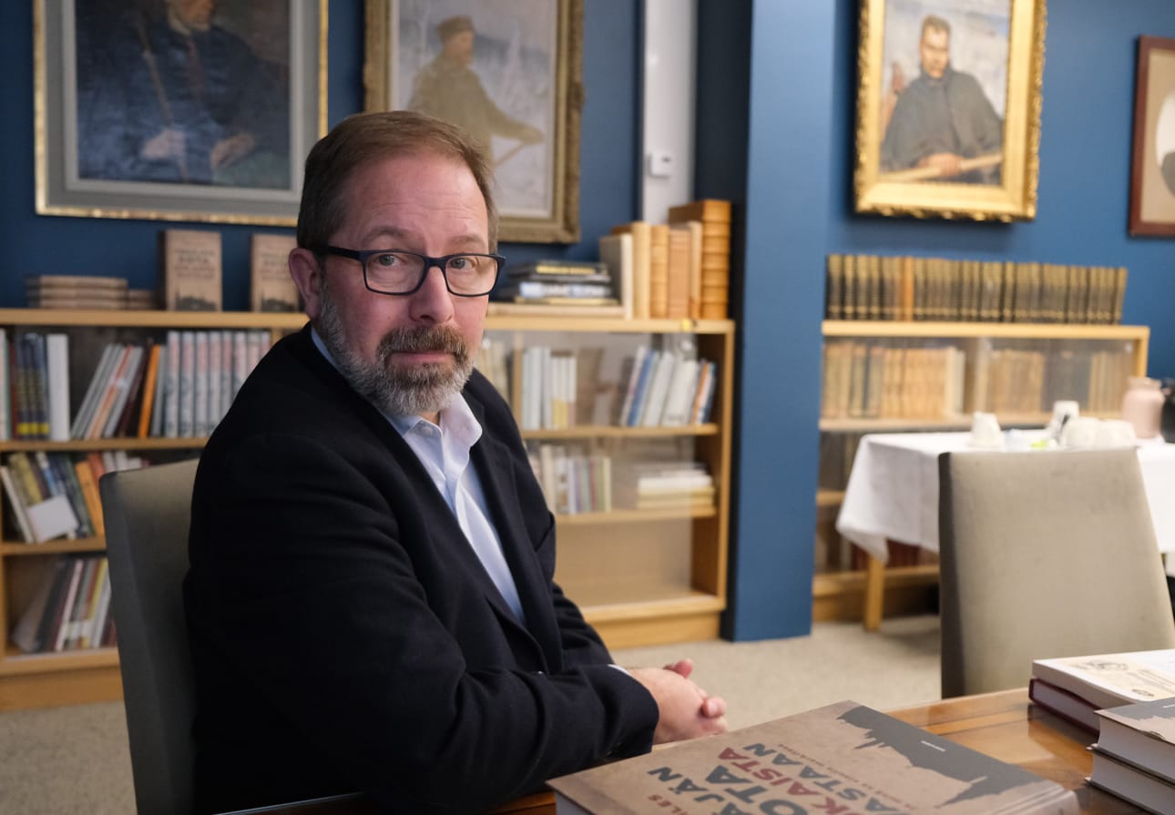 Venäjä pyrkii hämmentämällä ja sabotoimalla aiheuttamaan kustannuksia länsimaille ja railoja ihmisten välille, arvioi brittitutkija Keir Giles.