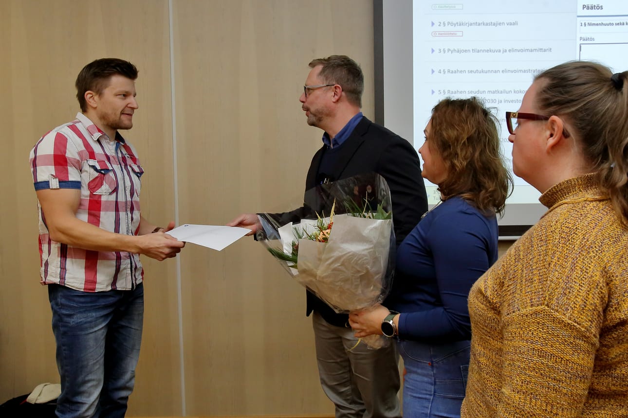 Korkeushypyn Suomen mestari Petri Ukonsaari vastaanottaa apurahan ja onnittelut Pyhäjoen kunnanvaltuuston puheenjohtajalta Niko Rantaselta, liikuntaneuvoja Vilja-Maaria Louhimaalta ja sivistyslautakunnan puheenjohtajalta Päivi Niemelältä.