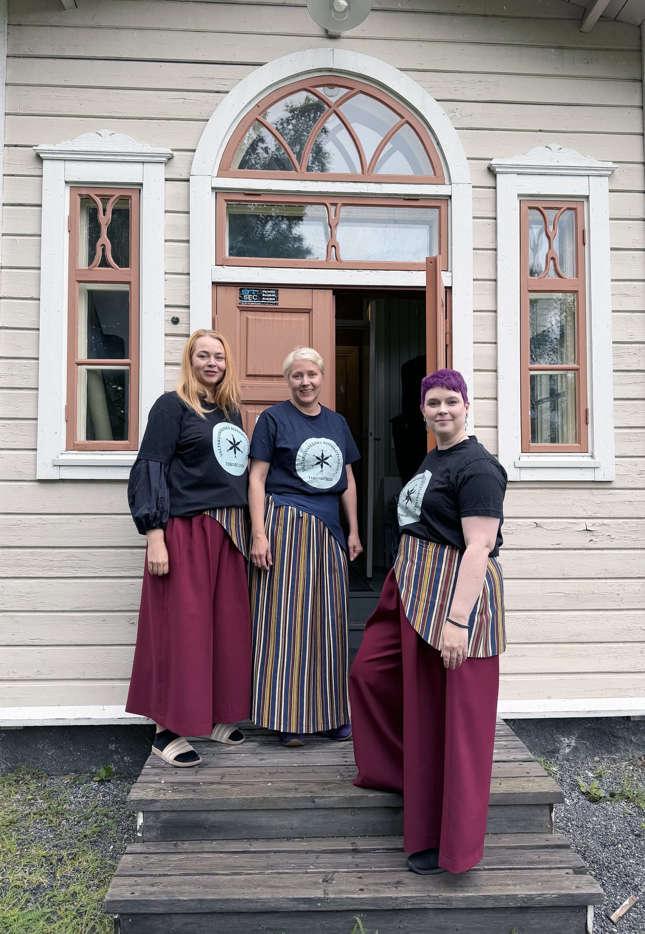 Kulttuuritoimiston portailla kotiseutupäivien "virka-asuissa" vieraita ovat ottamassa vastaan Essi Ojanperä, Jenni Nuorala ja Elina Hollanti.