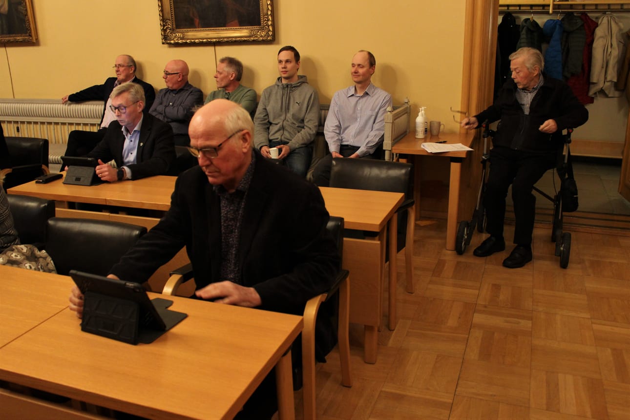 Raatihuoneella oli maanantaina yleisöä seuraamassa kaupunginvaltuuston päätöstä Åbackin osayleiskaavaan.