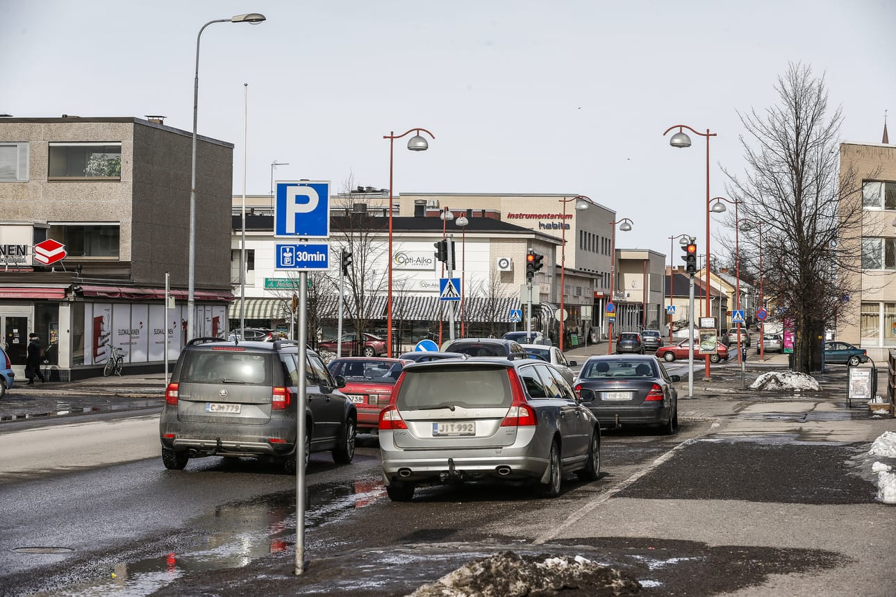 Raahen ydinkeskustassa on sekä kadunvarsipysäköintiä että puolenkymmentä parkkialuetta. Kaupungin sivulta löytyvässä nettikyselyssä kartoitetaan asukkaiden ajatuksia pysäköinnistä.