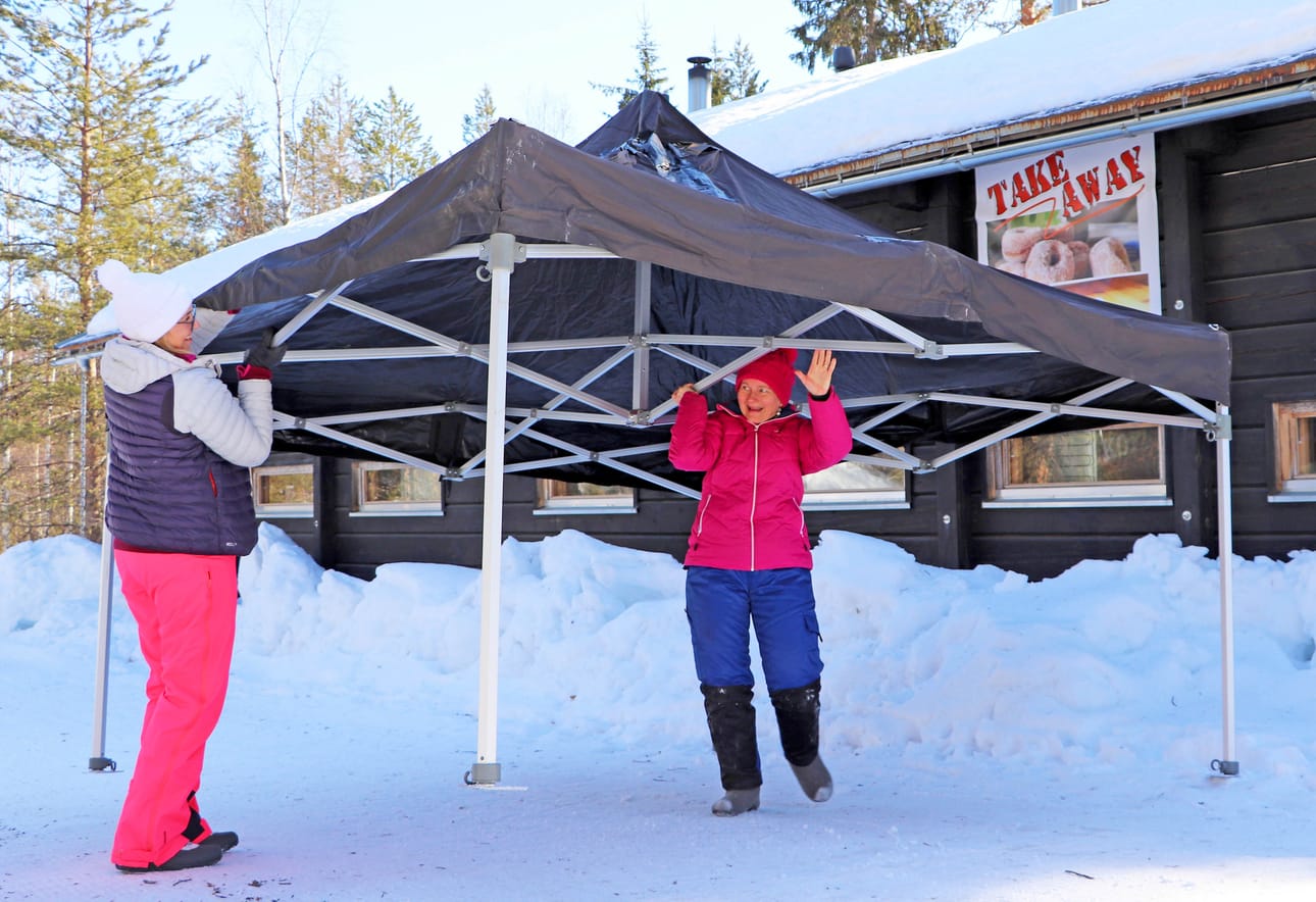 Koronavirustilanne muutti kahvilan toimintaa, koska sisätiloissa ei voi palvella. Yrittäjien hymy ei kuitenkaan hyytynyt.