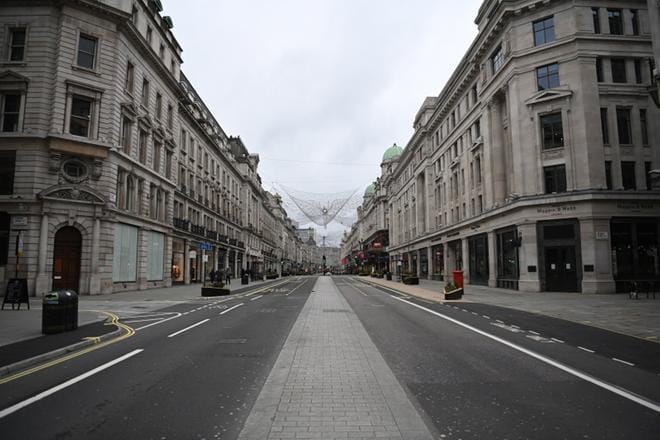 Tavallisesti erittäin vilkas Regent Street on ollut Lontoon keskustassa hyvin hiljainen viime aikoina. Britanniassa on otettu käyttöön kotonapysymissuositus. KUVA: Neil Hall / EPA
