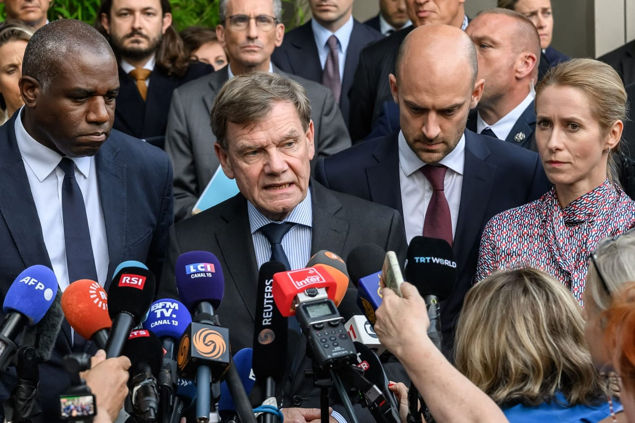 Britannian ulkoministeri David Lammy (vas.), Saksan ulkoministeri Johann Wadephul, Ranskan ulkoministeri Jean-Noel Barrot ja EU:n ulkosuhteiden korkea edustaja Kaja Kallas kehottivat Irania jatkamaan ydinneuvotteluja. LEHTIKUVA/AFP