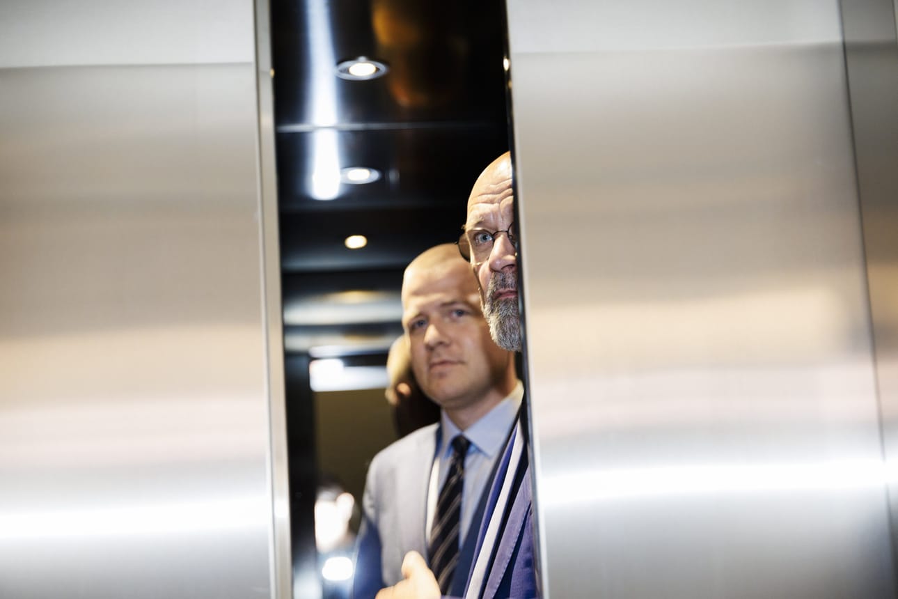 SDP:n Eemeli Peltonen (vas.) ja valiokunnan puheenjohtaja, perussuomalaisten Mauri Peltokangas poistuivat tauolle hallintovaliokunnan kokouksesta. LEHTIKUVA / SEPPO SAMULI