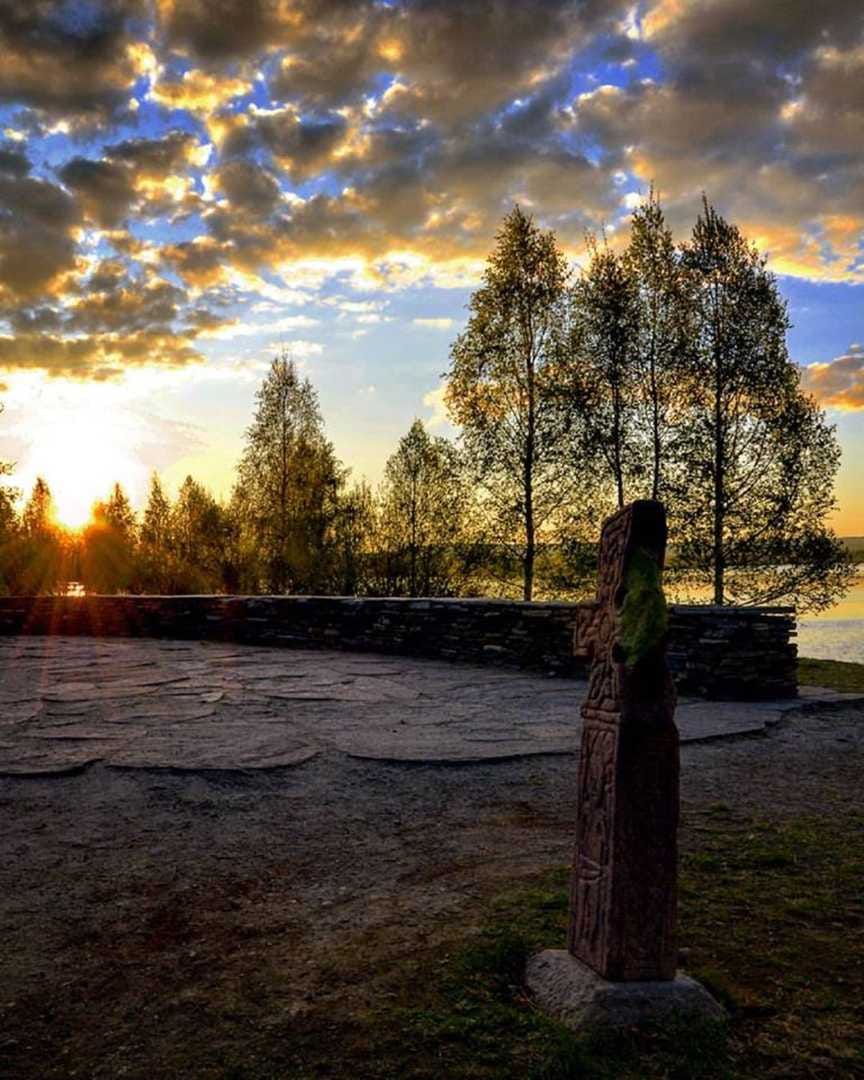 Säteilevät yöt. Tältä näytti Arktikumin rannassa heinäkuisena keskiyönä.