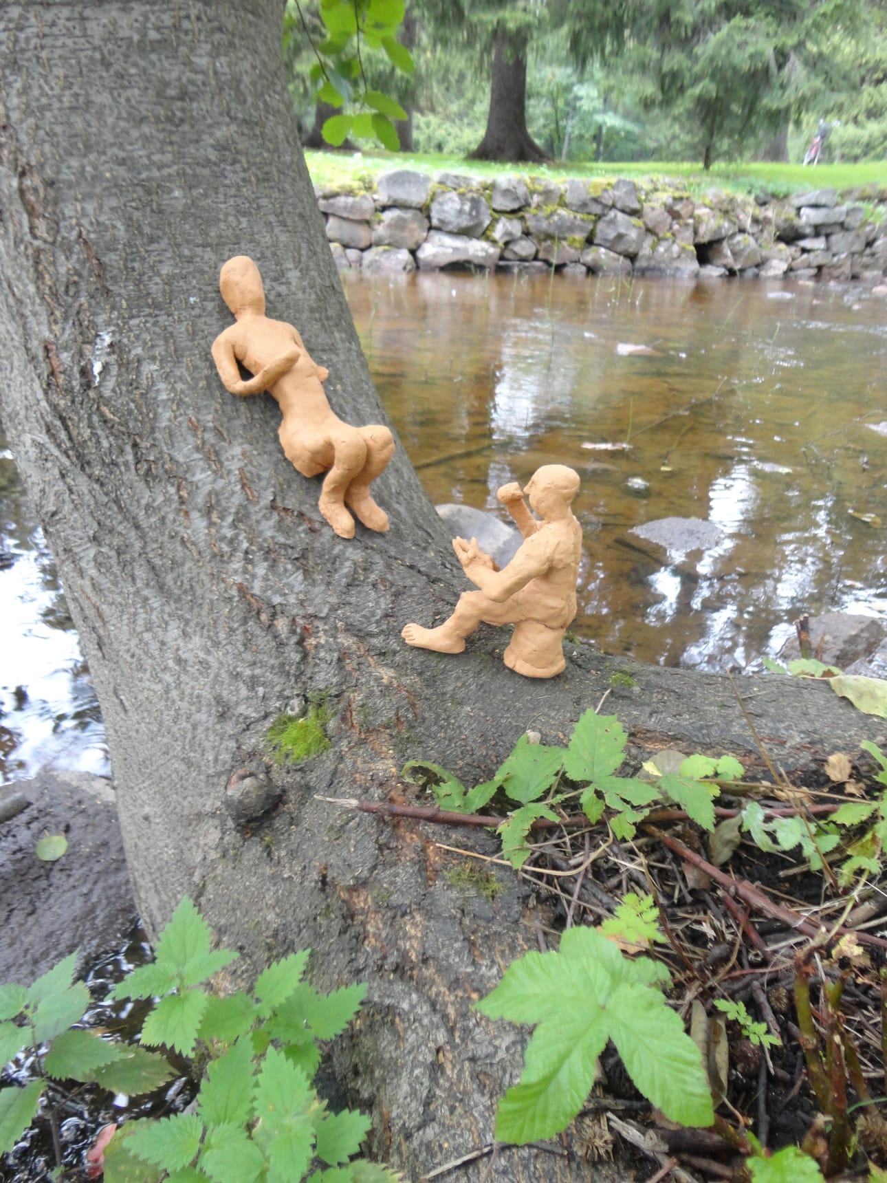 Kastellin ja Karjasillan oppilaiden keramiikkataidetta oli esillä Ainolan puistossa.