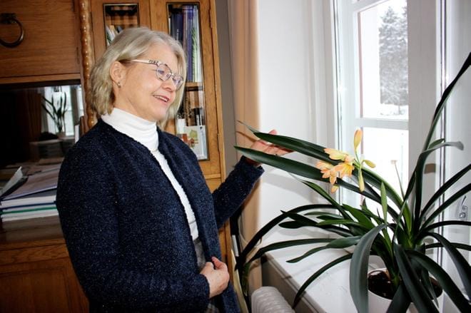 – Tämäkin puhkesi innoissaan kukkaan tiedostaessaan eläkkeelle jäämiseni. Töitä on kuitenkin vielä paljon, toteaa Riitta El-Nemr. KUVA: TAUNO RIIHILUOMA