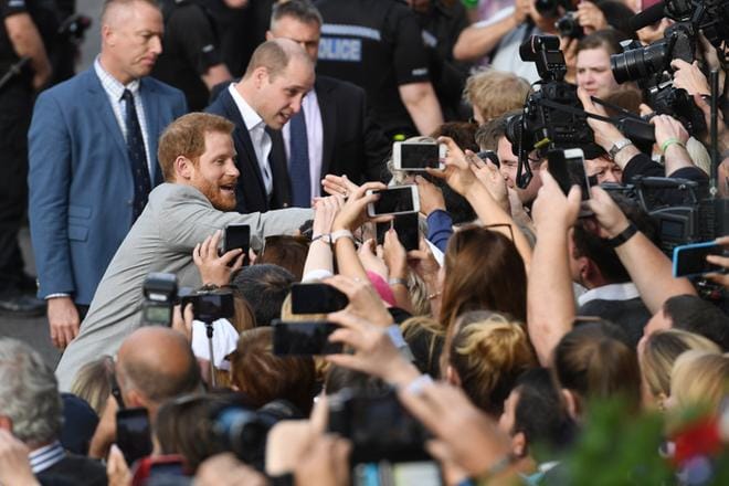 Prinssi Harry kävi tervehtimässä Windsorin linnan eteen kokoontunutta joukkoa häiden aattona. KUVA: Andy Rain / EPA