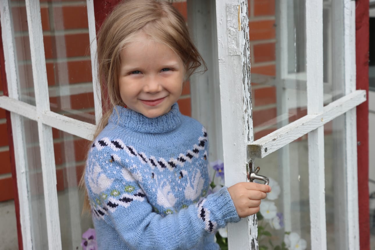 Amalia Peltoluhta, 4, sai oman Järven taika -neuleen.