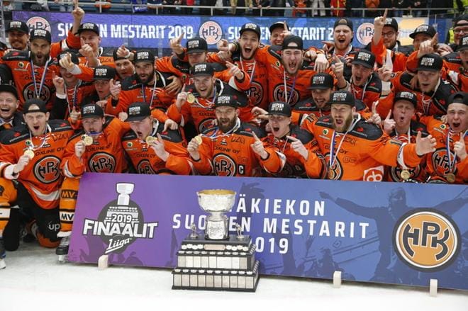 HPK:n kultajoukkue ja Kanada-malja jälleen kerran yhteiskuvassa lauantai-iltana. Kuva: Timo Heikkala / Lehtikuva