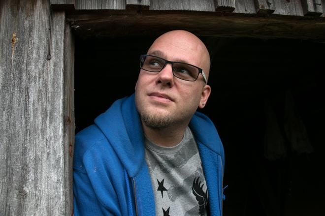 Henry Aho julkaisee ensi vuonna teuvalaisen olympiavoittaja Pauli Nevalan elämäkerran sekä lasten- ja nuortenkirjan. Lisäksi työn alla on dekkareita ja kauhua. – Tykkään vaihtelusta ja tehdä monenmoista. KUVA: JORMA HAVULA