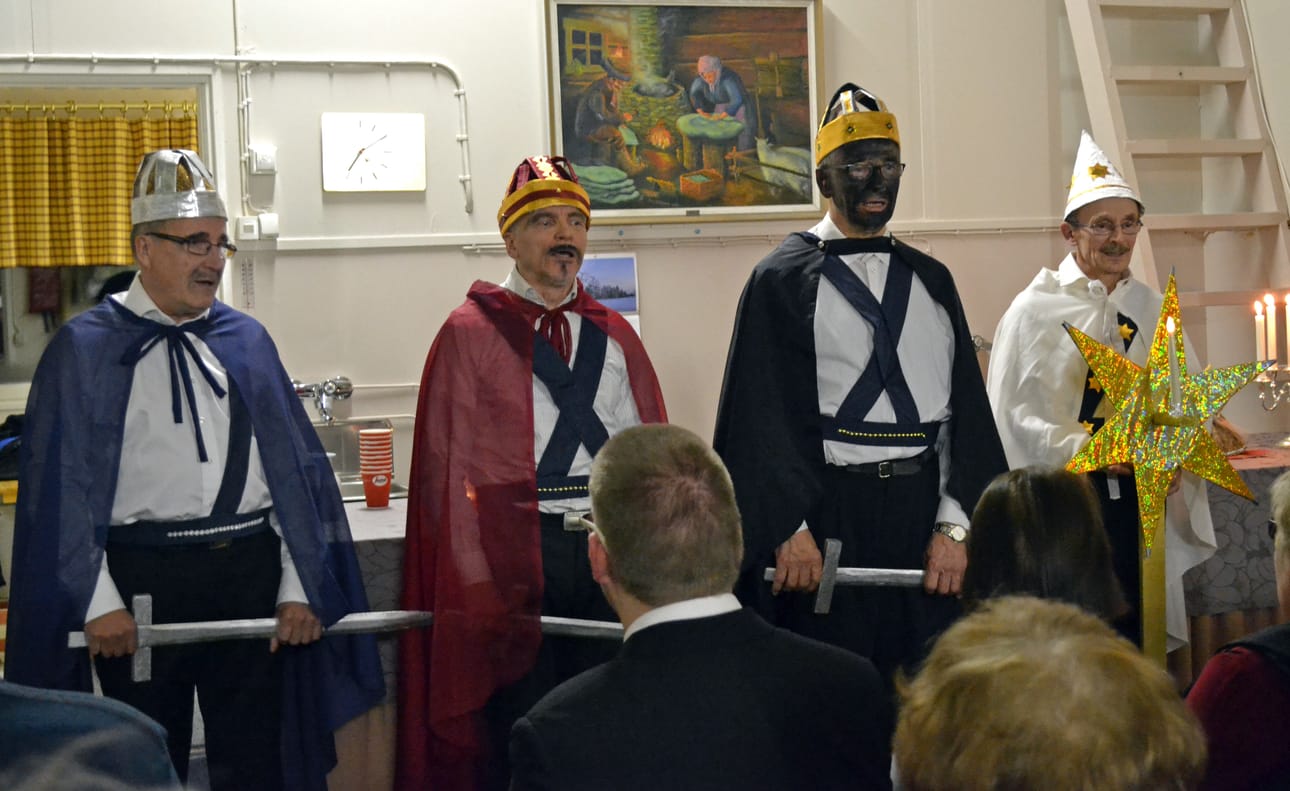 Kanttori Olli Kinnunen ja kirkkoherra Taina Manninen tekivät virkansa ensimmäisen vierailun Vuotungin kylätalolle loppiaisena.