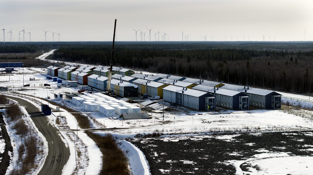 Fennovoimalle rakennettuja majoituskylän rakennuksia on viime vuonna siirretty muun muassa uusiokäyttöön Fortumille Loviisaan. Arkistokuva.