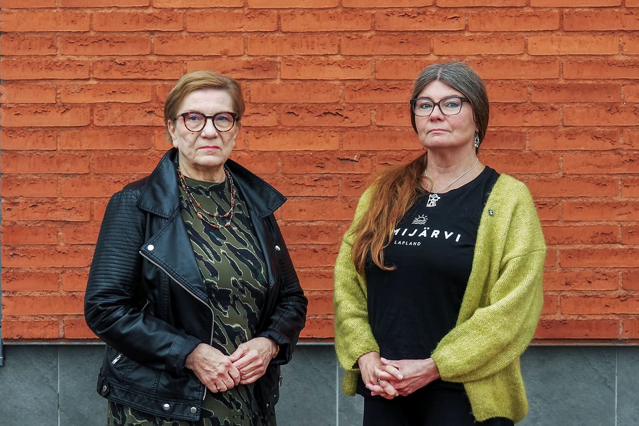 Anita Ruokamo johtaa Kemijärven kaupunginhallitusta ja Sirpa Iivari (oik.) kaupunginvaltuustoa.