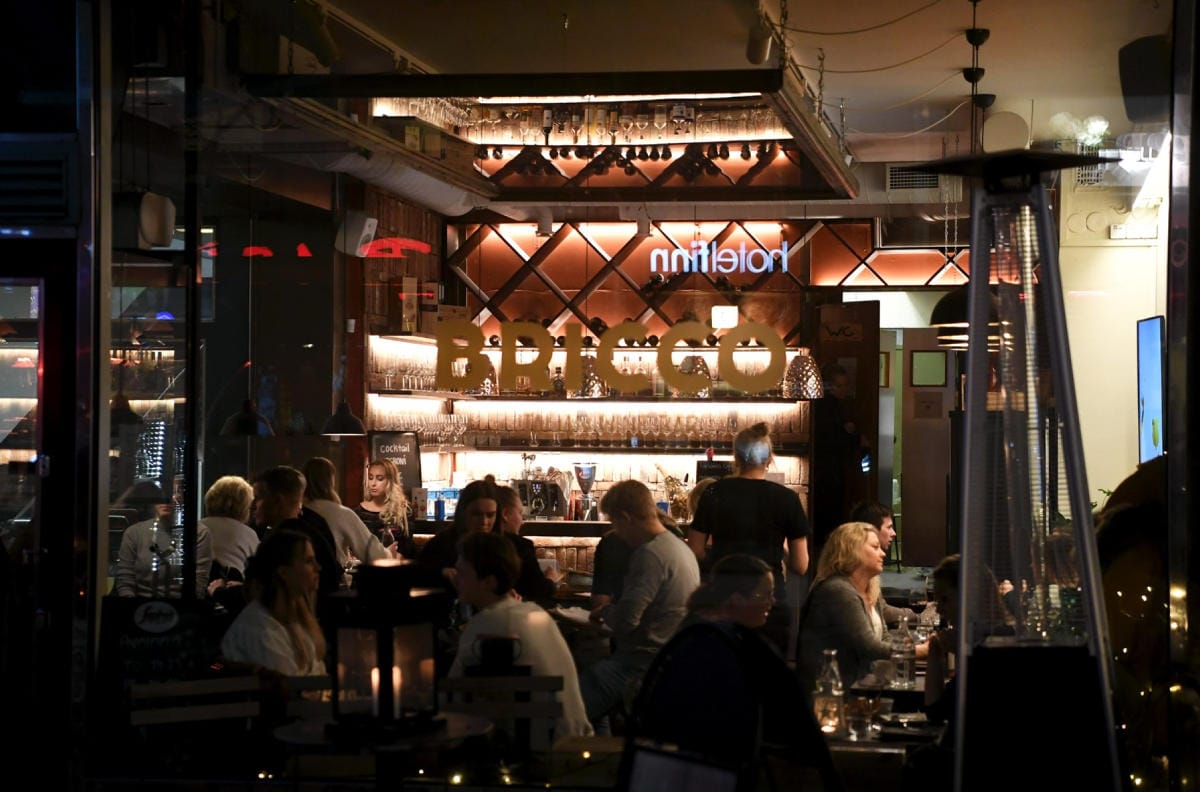 Ravintoloiden anniskelua, aukioloa, asiakasmäärää ja istumapaikkoja ei enää rajoiteta yhdenkään maakunnan alueella. LEHTIKUVA / Antti Aimo-Koivisto