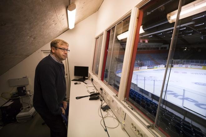 Juha Lindgren kiipeää tähän Kuparisaaren hallin selostuskoppiin ensimmäisen kerran alkavalla kaudella toinen päivä lokakuuta, kun Tappara saapuu Sportin vieraaksi. KUVAT: JARNO PELLINEN