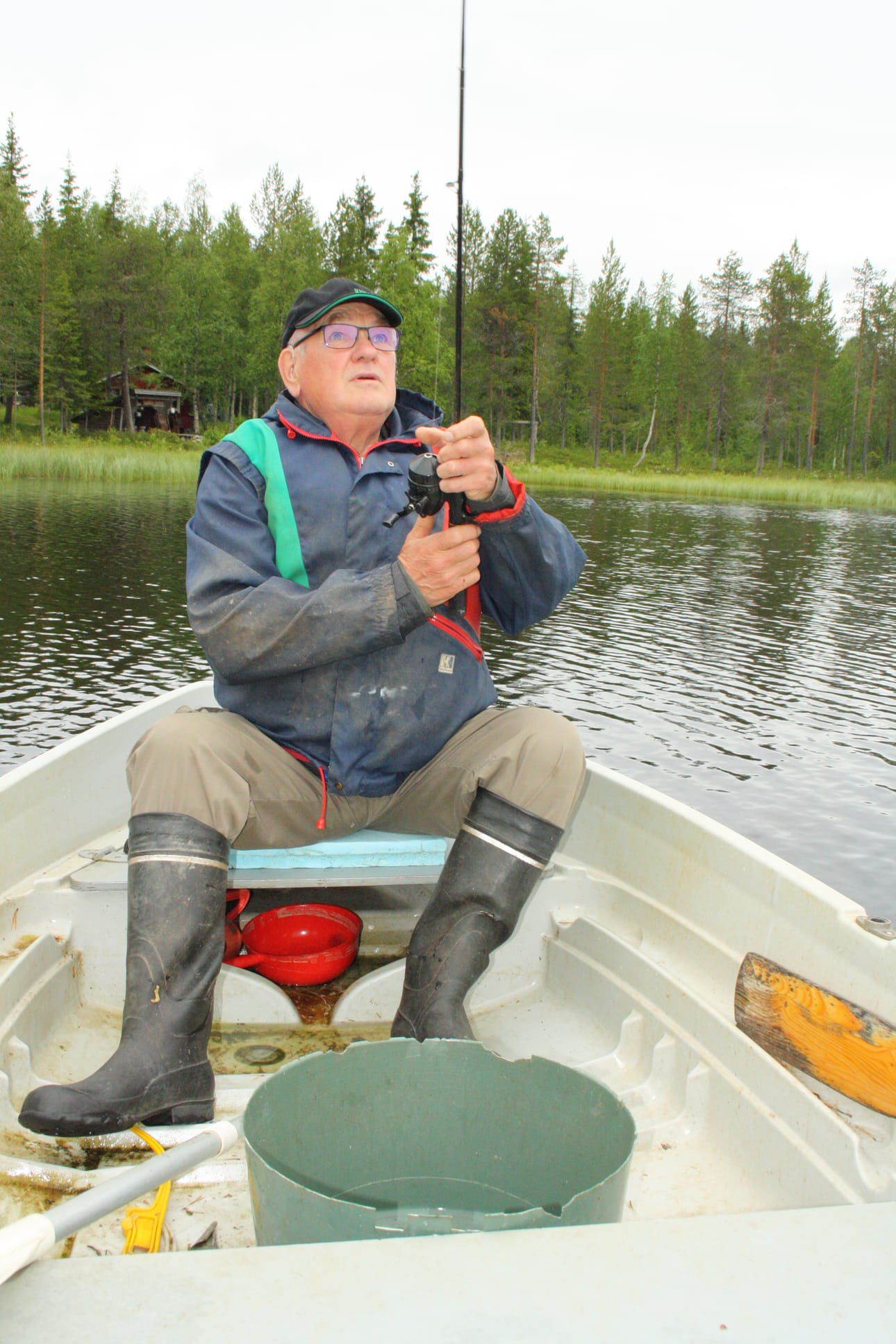 Keijo Oiva harrastaa kalastamista kotitarpeiksi sekä vieheillä että veteen laskettavilla pyydyksillä. Mökkijärvessä on ahventa, haukea, kiiskeä, madetta, siikaa, särkeä ja säynävää.