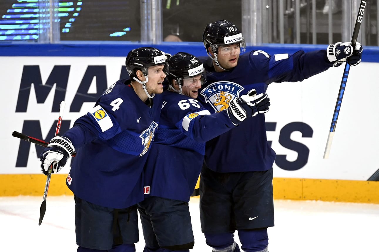 Mikko Lehtonen, Sakari Manninen ja Teemu Hartikainen olivat jäällä kolmen suomalaismaalin syntyessä.