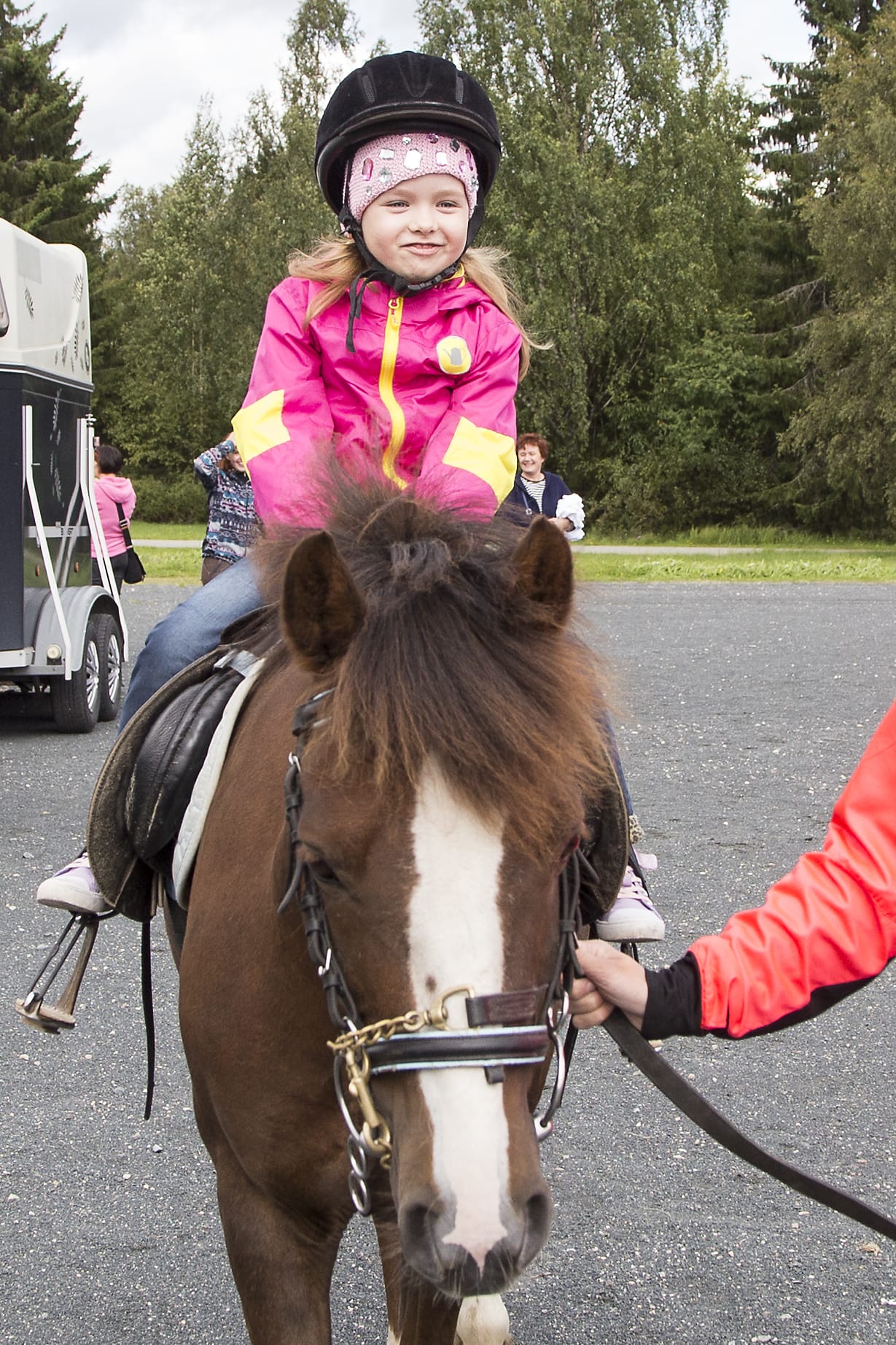Kostamuksesta Kuusamon mummolassa vieraileva Alexandra pääsi ensimmäistä kertaa ponin selkään.