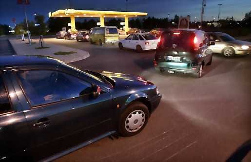 Bensan tuleva hinnankorotus on saanut autoilijat hamstraamaan.