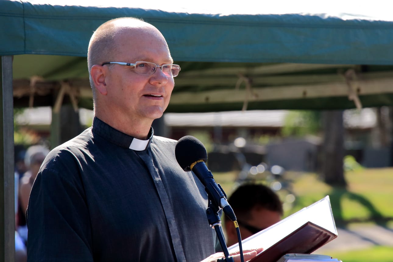 Oulaisten kirkkoherra Matti Hirvilammi toimii liturgina Oulaisten motoristikirkossa.