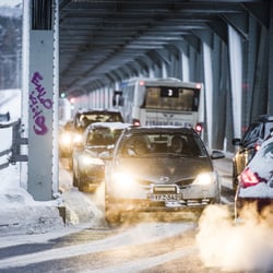 Peltiä ryttääntyy usein Ounaskosken sillan rakenteisiin Rovaniemellä – vakuutusyhtiö on antanut palautetta kaupungille