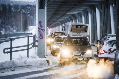 Peltiä ryttääntyy usein Ounaskosken sillan rakenteisiin Rovaniemellä – vakuutusyhtiö on antanut palautetta kaupungille
