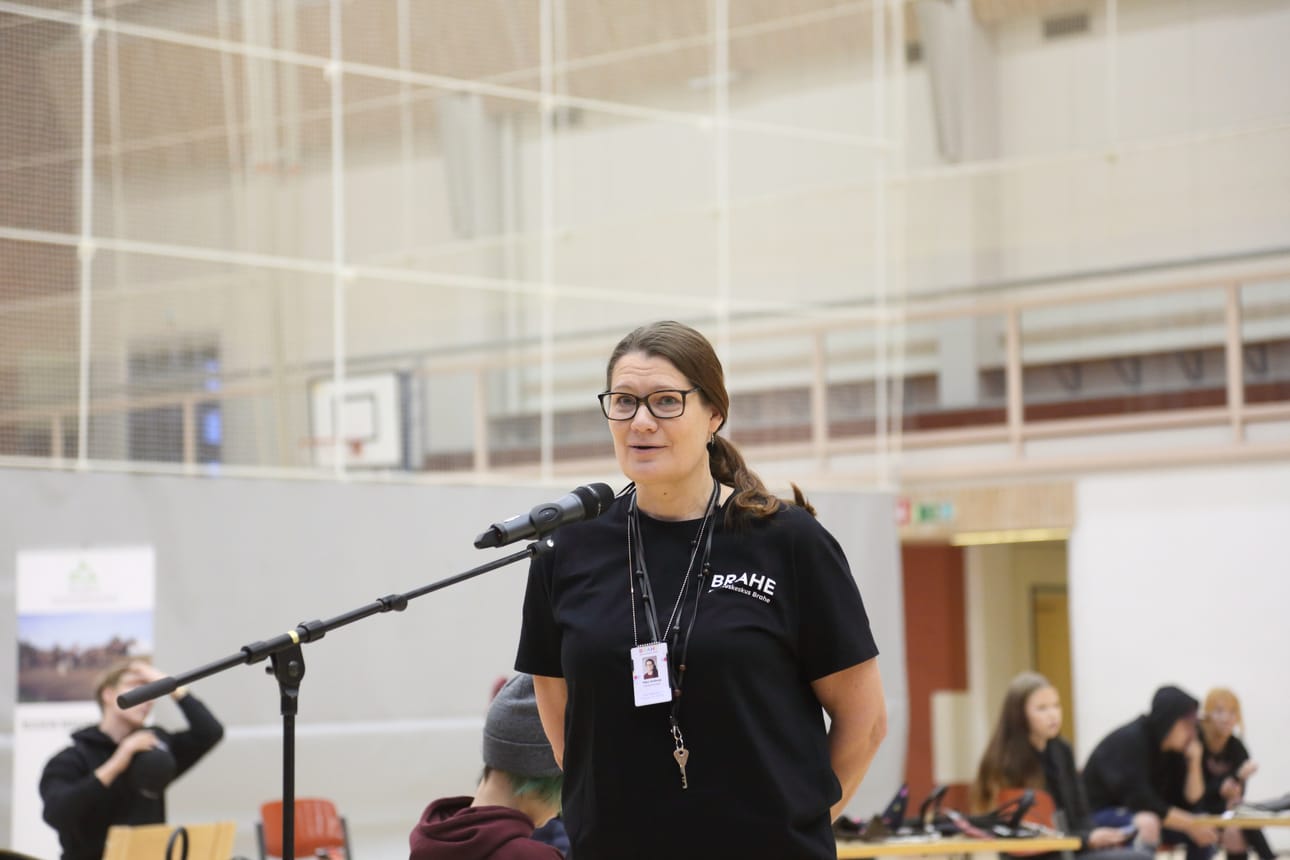 Kasvatusohjaaja Päivi Antinoja kertasi nuorille pelin säännöt.