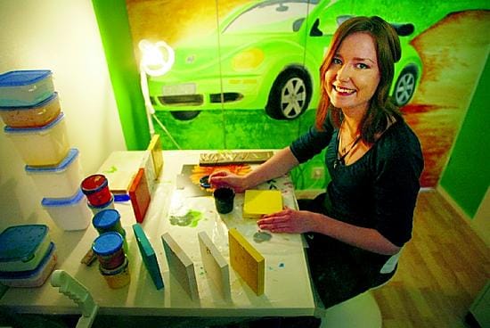 Minna Viitalähde on maalannut työhuoneeseensa motivaatioseinän. "Tuollaisen vihreän kuplan kun joku päivä saisi!" yrittäjä nauraa. Parhaillaan hänellä on työn alla peikkotyttötauluja.