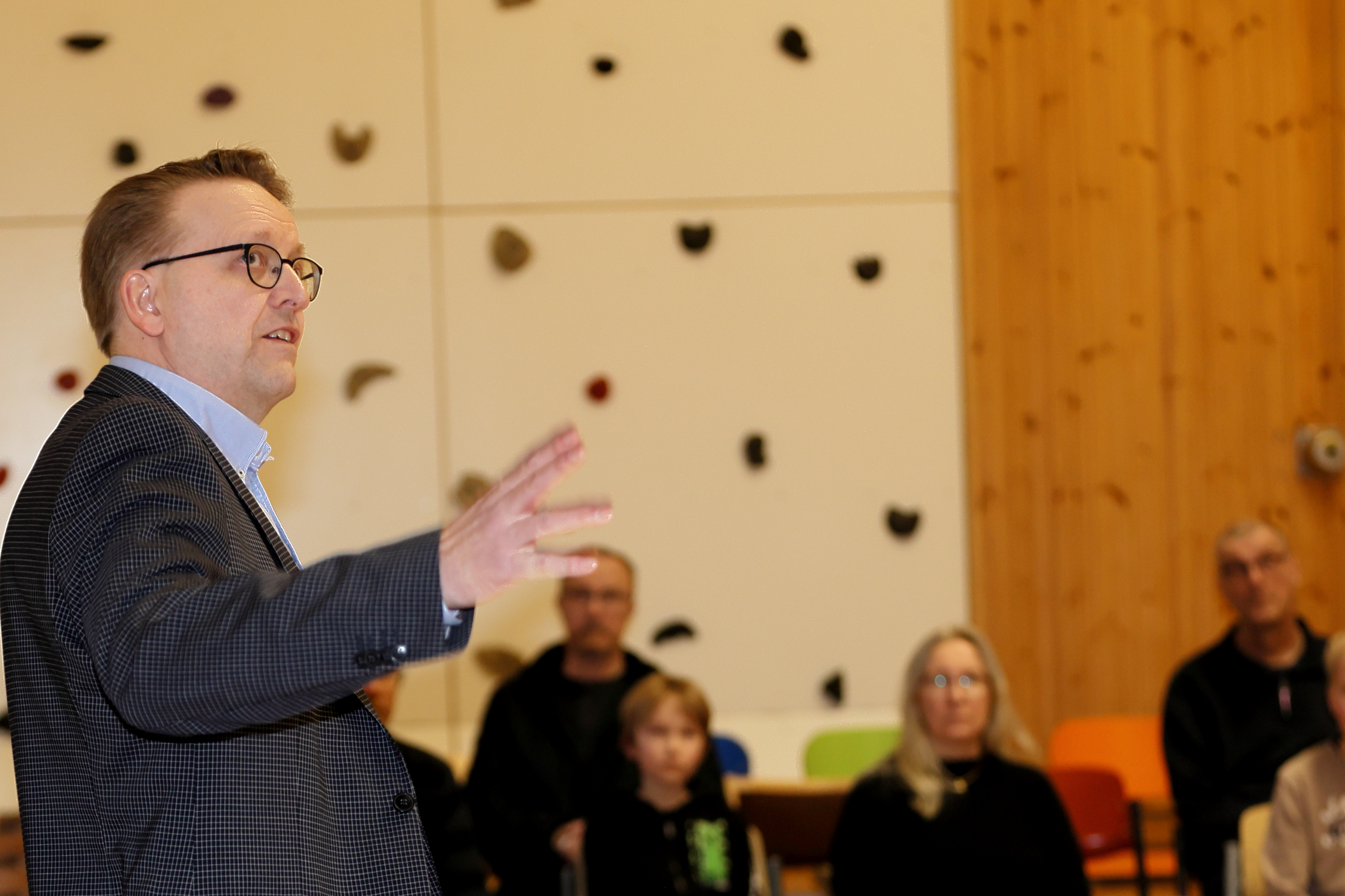 Luohuan kyläläiset eivät halua luopua koulustaan, joka on houkutellut uusiksi asukkaiksi lapsiperheitä