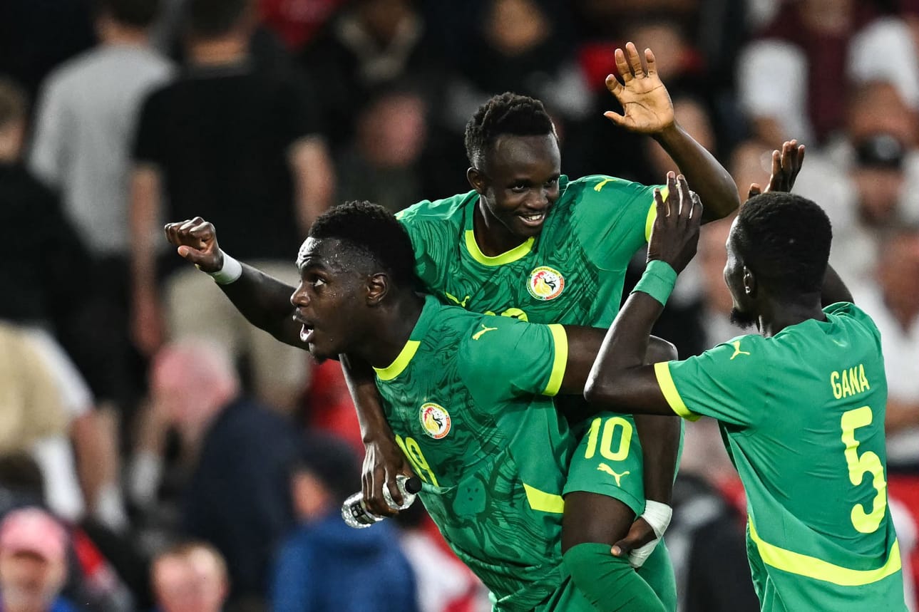Senegalin pelaajat juhlivat maaleja Englantia vastaan. Kuvassa kolmannen maalin tehnyt Cheikh Sabaly. LEHTIKUVA / AFP