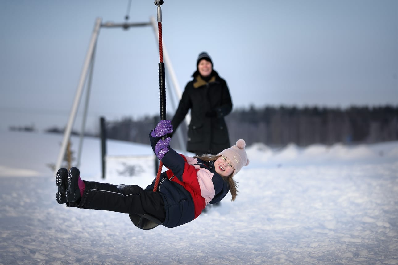 Kun äiti Kati Olli tulee hakemaan tytärtään Katariinaa koulusta, vastassa on iloinen tyttö, jos paha mörkö on pysynyt poissa.