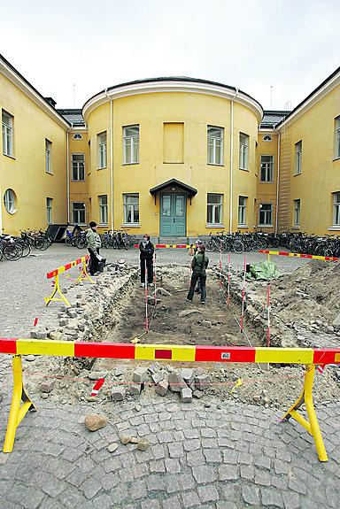 Pokkitörmällä kaivellaan esiin historiaa.