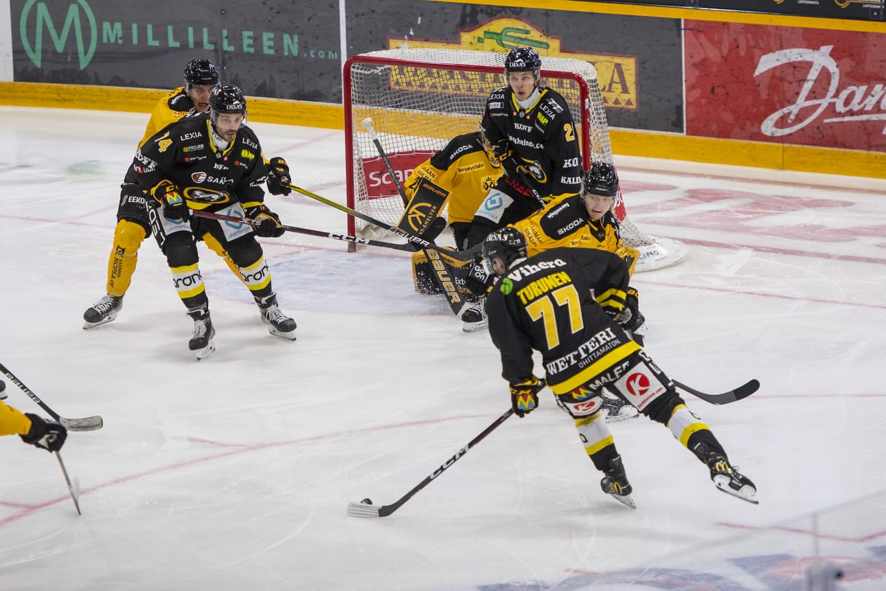 Kärppien Teemu Turunen (77) iski vieraiden voittotahdit avauserässä ylivoimamaalillaan. SaiPa-puolustaja Hugo Rikkilä erehtyy Turusen harhautukseen ja avaa tarvittavan tilan laukaukselle.