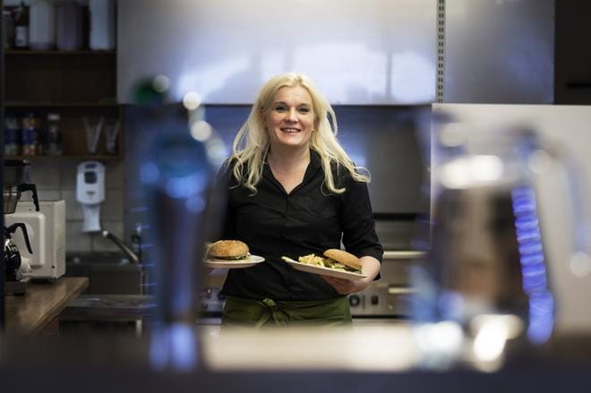 Patricia Nedergårdin ensimmäiset päivät yrittäjänä ovat sujuneet hyvin. Nedergård ja avopuoliso Tommy Pellas haluavat kehittää ravintolan palvelua ja tuoda ruokiin aiempaakin enemmän paikallisuutta. Kuva: Jarno Pellinen