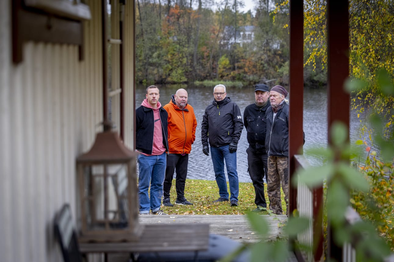 Timo Rauhala, Martti Rauhala, Juha Kosola, Mika Rajala ja Kari Ylisaari pelkäävät, että kaupunki päätyy pakkolunastamaan heidän tonteistaan ranta-osuudet.