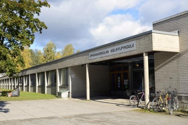 Sisäilmaongelmien takia käyttökiellossa oleva Pursisalmen nykyinen koulukiinteistö puretaan. KUVA: ARKISTO