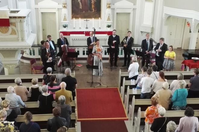 Kauhavalla pääsi nauttimaan Seinäjoen kaupunginorkesterin koko kymmeniköstä, muun muassa Jussi Peltosen sellon ja Jussi Haaviston kontrabasson soitosta. KUVAT: MIA KÄRKKÄINEN
