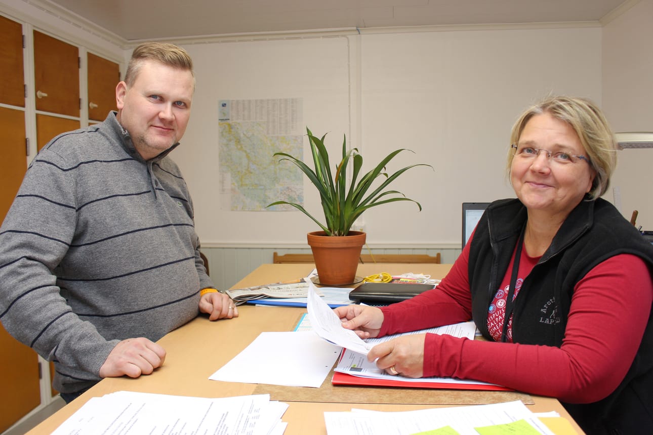 Mäkelässä projektipäällikkö Helena Revon työpisteen äärellä on käynnissä tyypillinen Kyvyt käyttöön hankkeen työparin pohdintahetki, kun Repo ja ohjaaja Toni Heikkonen miettivät, millä askelmerkeillä asiassa edetään.